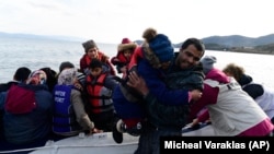 Migranti se iskrcavaju na grčko ostrvo Lezbos nakon što su prešli Egejsko more iz Turske, 28. februar
