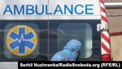 Показники захворюваності і смертності від коронавірусної інфекції нового типу залишаються близькими до рекордних