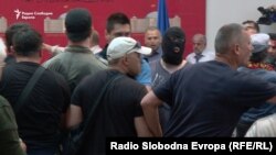 Луѓе со фантомки тепаа пратеници откако упаднаа во Собранието на 27 април