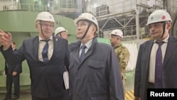 Ruski predsjednik Vladimir Putin (u sredini) u posjeti nuklearnoj elektrani Kursk-II, 21. maja 2025.