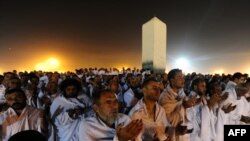 Muslimanski hodočasnici mole na planini Arafat u blizini svetog grada Meke, 15. novembar 2010.