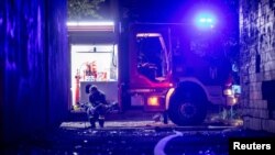 Спасатель отдыхает после тушения пожара, возникшего в результате российского удара, Киев, 4 мая 2025 года