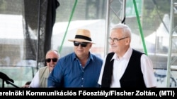Discursul prim-ministrului Viktor Orban (centru) înainte de prezentarea sa la Băile Tușnad, pe 26 iulie 2025. Alături de el se află László Tőkés (dreapta) și Zsolt Németh.