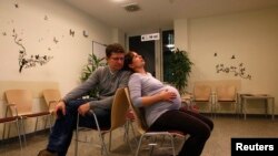 Iako postoji vrlo malo podataka o tome kako će trudnice i dojilje reagovati na vakcinu protiv COVID-19, strukovne organizacije i pojedini ljekari kažu kako će koristi vrlo vjerovatno biti veća od rizika.