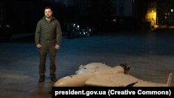 Президент України Володимир Зеленський під час свого відеозвернення біля одного зі збитих дронів-камікадзе Shahed-136, 27 жовтня 2022 року
