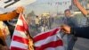 Iračani pale američku nacionalnu zastavu nakon napada koje su izvele američke snage u blizini Al-Qaima, 30. decembra 2019. godine