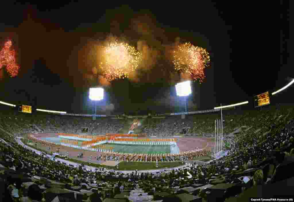 Vatromet iznad Stadiona Lenjin u Moskvi tokom ceremonije zatvaranja Igara 3. avgusta 1980. 