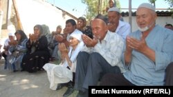 Июнь воқеаларида қурбон бўлганлар ҳаққига дуо қилаётган ўшликлар. 2011 йил.