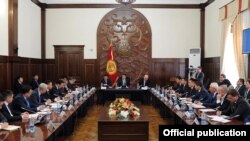 Премьер-министр Сооронбай Жээнбеков баштаган өкмөт мүчөлөрү.