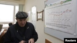 Мужчина в офисе частного накопительного пенсионного фонда. Алматы, январь 2013 года. Частные фонды передали все пенсионные накопления казахстанцев ЕНПФ в 2014 году.