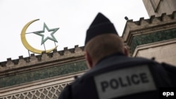 Policajac ispred Velike džamije u Parizu, januar 2015.