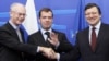 Predsjednik Vijeća EU Herman Van Rompuy (L), predsjednik Rusije Dmitry Medvedev (S) i predsjednik Evropske komisije Jose Manuel Barroso uoči početka samita EU-Rusija, 7. prosinac 2010.