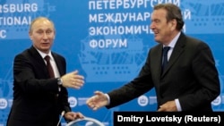 Президент Росії Володимир Путін і колишній канцлер Німеччини, голова комітету акціонерів компанії Nord Stream AG, член правління російського «Газпрому» Ґергард Шредер (праворуч), якого називають «персональним другом Путіна». Петербург, 21 червня 2012 року