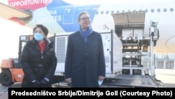 Kineska ambasadorka u Srbiji Čen Bo i predsednik Aleksandar VUčić na aerodromu "Nikola tesla" u Beogradu dočekuju prvi kontigent vakcina kompanije Sinofarm, 16. januar 2021. 