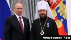 Президент Росії Володимир Путін і голова Відділу зовнішніх церковних зв’язків Московського патріархату митрополит Волоколамський Іларіон (Алфеєв) під час нагородження у Кремлі. Москва, 22 вересня 2016 року