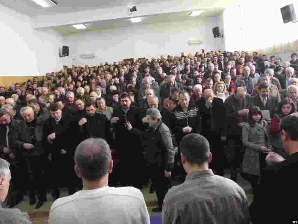 15. februar: Predstavnici kosovoskih Srba u Mitrovici razgovaraju o koracima koji će uslediti nakon proglašenja nezavisnosti.