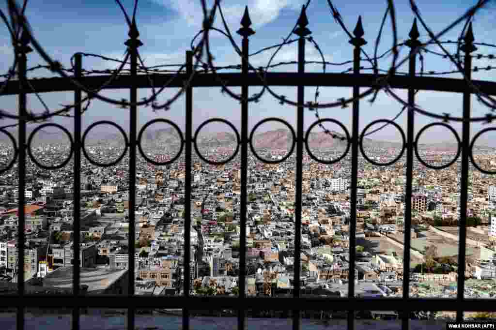 Pogled na Kabul kroz ogradu na vrhu brda Vazir Akbar Kan u prestonici Avganistana, 25. novembra 2024.