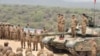 Пакистанкиот генерал Сајед Асим Мунир на воен тенк набљудува вежба „Железен напад“ НА 1 Мај
