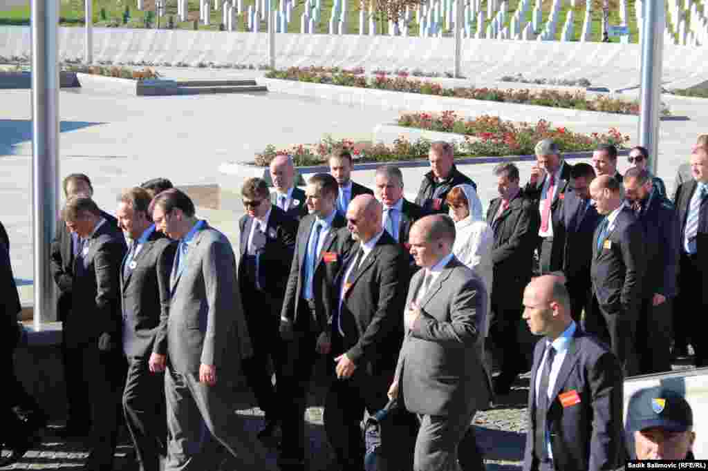 Premijer Srbije Aleksandar Vučić, član Predsjedništva BiH Bakir Izetbegović, premijer RS Milorad Dodik i predsjednik Opštine Srebrenica Ćamil Duraković u Memorijalnom centru Potočari. 