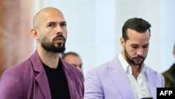 Andrew (stânga) și Tristan Tate, la un termen al procesului în care sunt acuzați de trafic de persoane. 