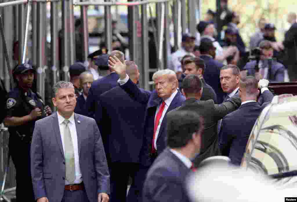 Bivši američki predsjednik stiže u zgradu krivičnog suda na Manhattnu 4. aprila 2023.