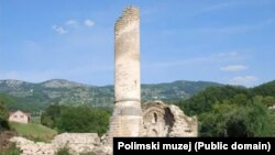 Od Hajdar-pašine džamije u selu Radulići ostali su minaret od oko deset metara i zid na kojem se nalazi niša - mihrab
