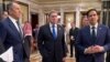 Secretarul de stat american Marco Rubio (dreapta), ministrul rus de Externe Serghei Lavrov (stânga) și consilierul pentru politică externă al președintelui rus Vladimir Putin, Iuri Ușakov, participă la discuții la Riad la 18 februarie.