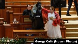 Diana Șoșoacă este politicanul cu cea mai mare influență pe rețelele de socializare cu mesaje antivacciniste. Impactul postărilor ei depășesc frecvent ratingul televiziunilor de știri.