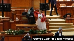 Diana Šošoaka je političarka sa najvećim uticajem na društvenim mrežama sa antivakserskim porukama. Uticaj njenih objava često premašuje rejting televizije.
