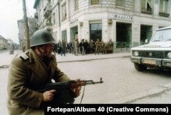 Rumunski vojnik suprotstavljen antivladinim demonstrantima u centru Temišvara u decembru 1989.