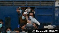 پولیس مظاهره کوونکي زندان ته بيايي