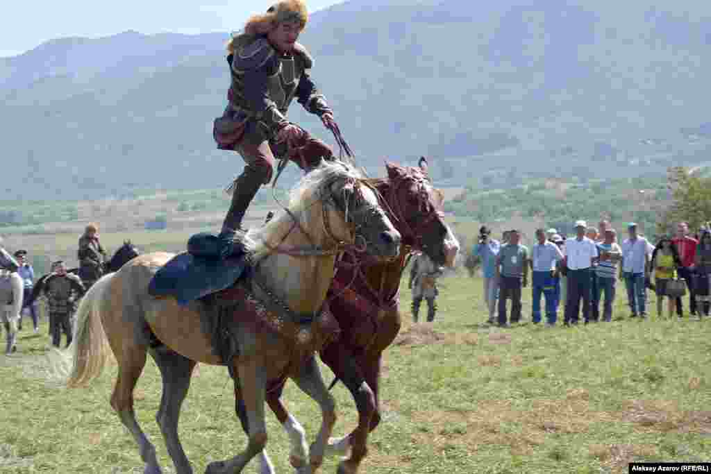 Nomad Stunts каскадерлері сегіз түрлі өнер көрсетеді. Соның ішінде ең негізгісі - ат құлағында ойнау. Суретте: ат үстінде жасалатын трюктің бірі. 