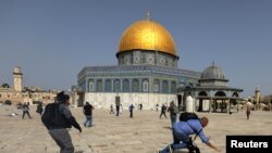 Sukobi na Brdu hrama česti su. Na fotografiji simatelj pada dok izraelski policajac trči za njim tokom sukoba s Palestincima u kompleksu u kojem se nalazi džamija Al-Aksa, poznata muslimanima kao Plemenito utočište, a Jevrejima kao Brdo hrama, maj 2021.