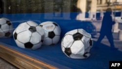 Izduvane fudbalske lopte izložene u zatvorenoj radnji, 22. aprila 2020. godine u Lozani, Švicarska