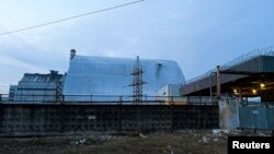 Sarcofagul Centralei Nucleare Cernobîl este vizibil afectat de explozia dronei.