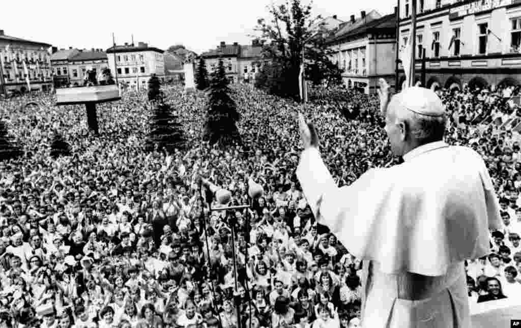 Червень 1979 року: Папа Іван Павло II відвідує Польщу, збираючи величезну кількість людей на своїх виступах. Він прямо не критикує комуністичну владу, але його промови про «невід'ємні» права людей пробуджують дух опору в Польщі. Кілька місяців потому у Гданську була заснована «Солідарність», профспілка із сильним антирадянським керівництвом, яка через рік вже налічувала близько 10 мільйонів членів 
