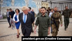 Президент України Володимир Зеленський і премʼєр-міністр Великої Британії Борис Джонсон (ліворуч) на Михайлівській площі у Києві, 17 червня 2022 року