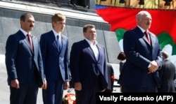 Aleksandar Lukašenko (desno) sa svojim sinovima (slijeva nadesno) Viktarom, Mikalajem i Dzmitrijem prisustvuje ceremoniji obilježavanja pobjede u Drugom svjetskom ratu u Minsku u maju 2018.