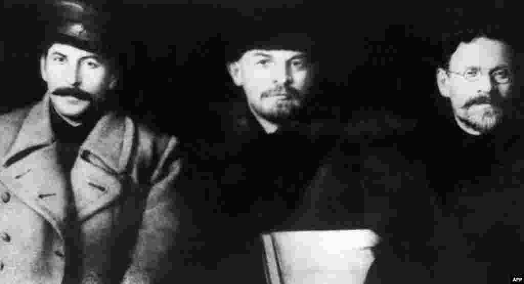Йосип Сталін (зліва), Володимир Ленін і Михайло Калінін під час зустрічі на восьмому з’їзді Російської комуністичної партії (більшовиків) у Москві в березні 1919 року