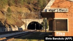 Železnička stanica u mestu Štrpci, Bosna i Hercegovina. S nje je februara 1993. odvedeno 20 civila. Mučeni su i ubijeni (fotoarhiv, 2016.)