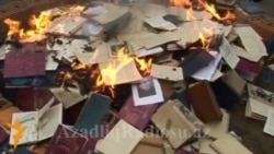 В Азербайджане сожгли книги Айлисли