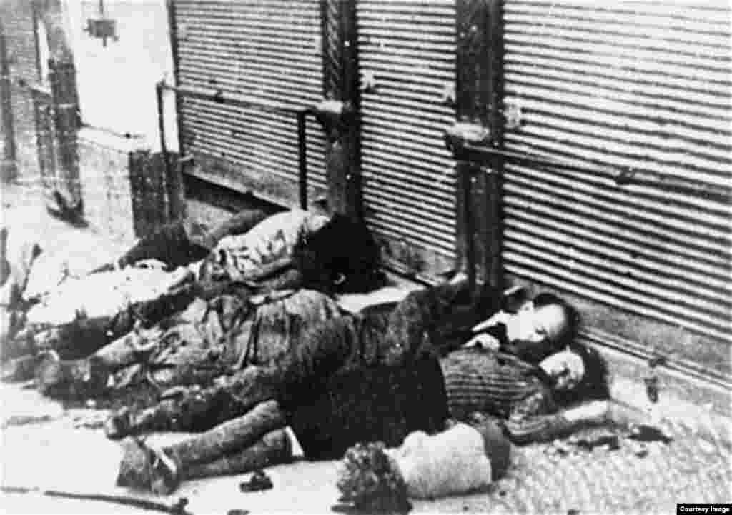 Potrivit documentelor oficiale, în doar câteva zile, între 27 și 30 iunie 1941, la Iași au fost uciși 13.266 de evrei, inclusiv copii.&nbsp;&bdquo;Ca urmare a unui ordin &#39;de curăţare a terenului&#39; din 18 iunie, dat de Antonescu, evreii din spaţiul rural din Moldova au fost ori ucişi, ori deportaţi în oraşe sau în lagărul de la Târgu Jiu. În Iaşi, în zilele de 27-29 iunie, autorităţile locale, din armată, poliţie şi prefectură, au emis ordine şi comunicate în care populaţia evreiască era acuzată public şi direct că ajută inamicul, trăgând în trupele române şi germane şi semnalizând ţintele avioanelor sovietice&quot;,&nbsp;spune istoricul Adrian Cioflână pe pagina pogromuldelaiasi.ro.