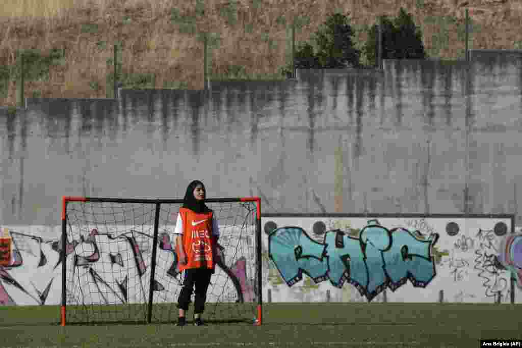 na fotografiji: Članica afganistanske reprezentacija stoji uz gol igralištu u Odivelasu.