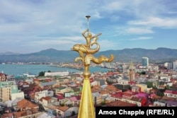 ოქროსფერსახურავიანი კოშკის წვერი ბათუმის ცენტრში