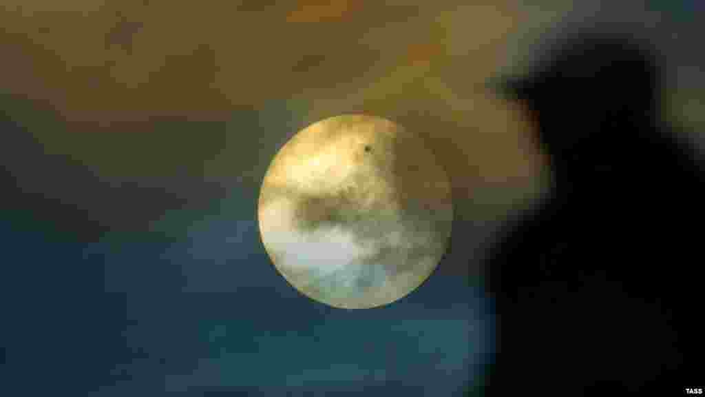 Rusija - Pogled na Veneru iz regije Ivanovo, ova rijetka astronomska pojava ponovo se očekuje za 105 godina, 6. juni 2012. Foto: Itar Tass / Vladimir Smirnov