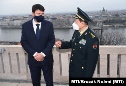 Predsednik Mađarske Janoš Ader i kineski ministar odbrane Vei Fenghe u palati Šandor u Budimpešti, 24. mart
