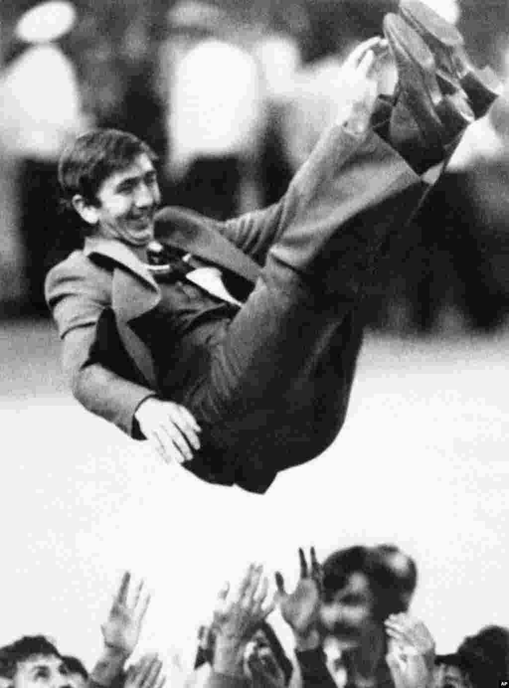 Sovjetski odbojkaški trener Vjačeslav Platonov nakon što je njegov tim pobijedio Bugarsku u meču za osvajanje zlata. 