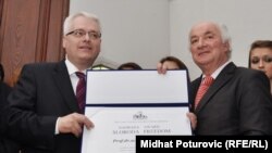Ivo Josipović prilikom primanja nagrade u Sarajevu, 14. februar 2011.