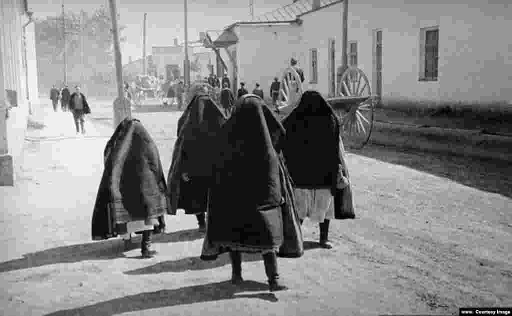 Өзбекстанда паранжа кийген аялдар, 1920-жылдар. Совет бийлиги бекемделген сайын жүзүн жапкан аялдар азайган. Бул мезгил аялдардын коомдогу ролу өзгөрө баштаган тарыхый учур эле.