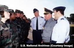 Osoblje iz američke eskadrile za održavanje projektila predstavljeno je generalu Igoru Sergejevu u decembru 1993.
